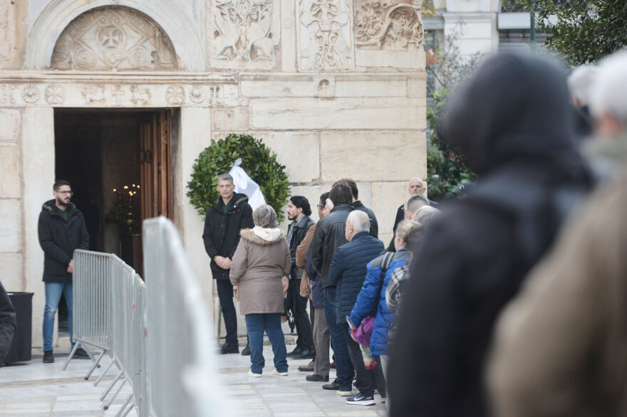 Μίμης Δομάζος - κηδεία: Συγκίνηση στην τελευταία στάση στη Λεωφόρο, ουρές στη Μητρόπολη