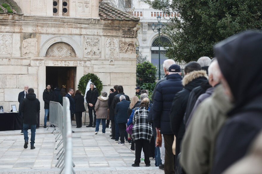 Μίμης Δομάζος - κηδεία: Συγκίνηση στην τελευταία στάση στη Λεωφόρο, ουρές στη Μητρόπολη