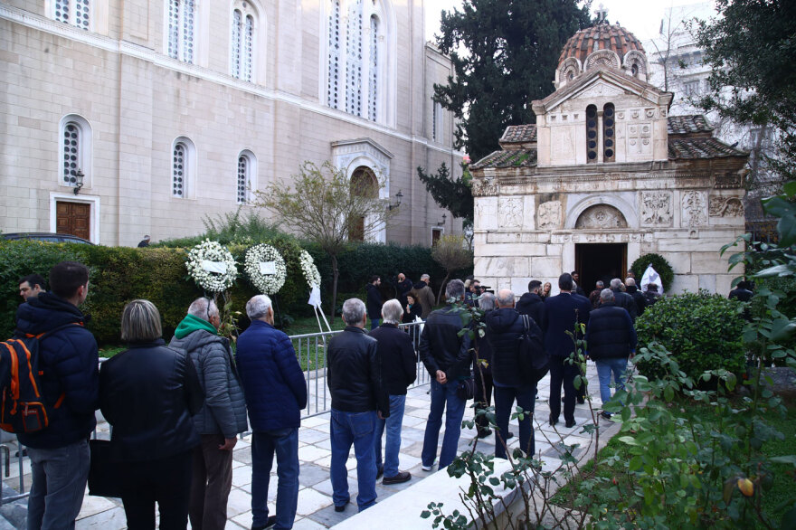 Μίμης Δομάζος - κηδεία: Συγκίνηση στην τελευταία στάση στη Λεωφόρο, ουρές στη Μητρόπολη