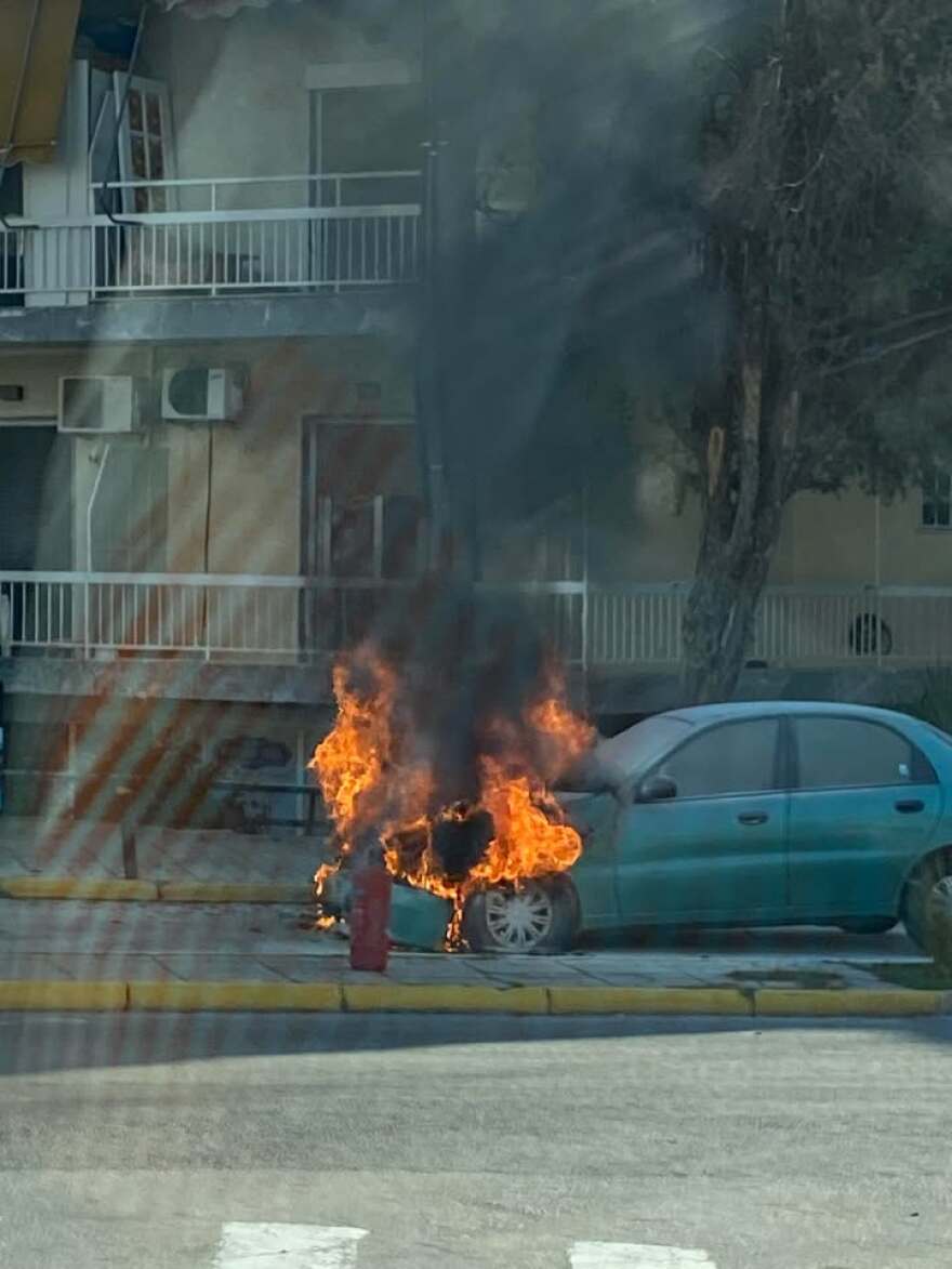 Άλιμος: Αυτοκίνητο τυλίχτηκε στις φλόγες εν κινήσει - Δείτε φωτογραφίες