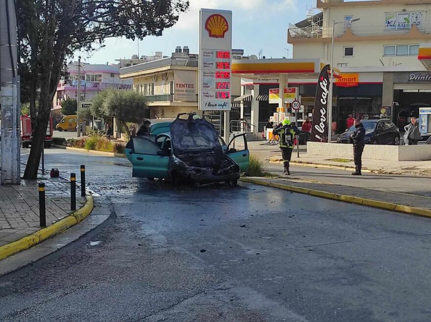 Άλιμος: Αυτοκίνητο τυλίχτηκε στις φλόγες εν κινήσει - Δείτε φωτογραφίες