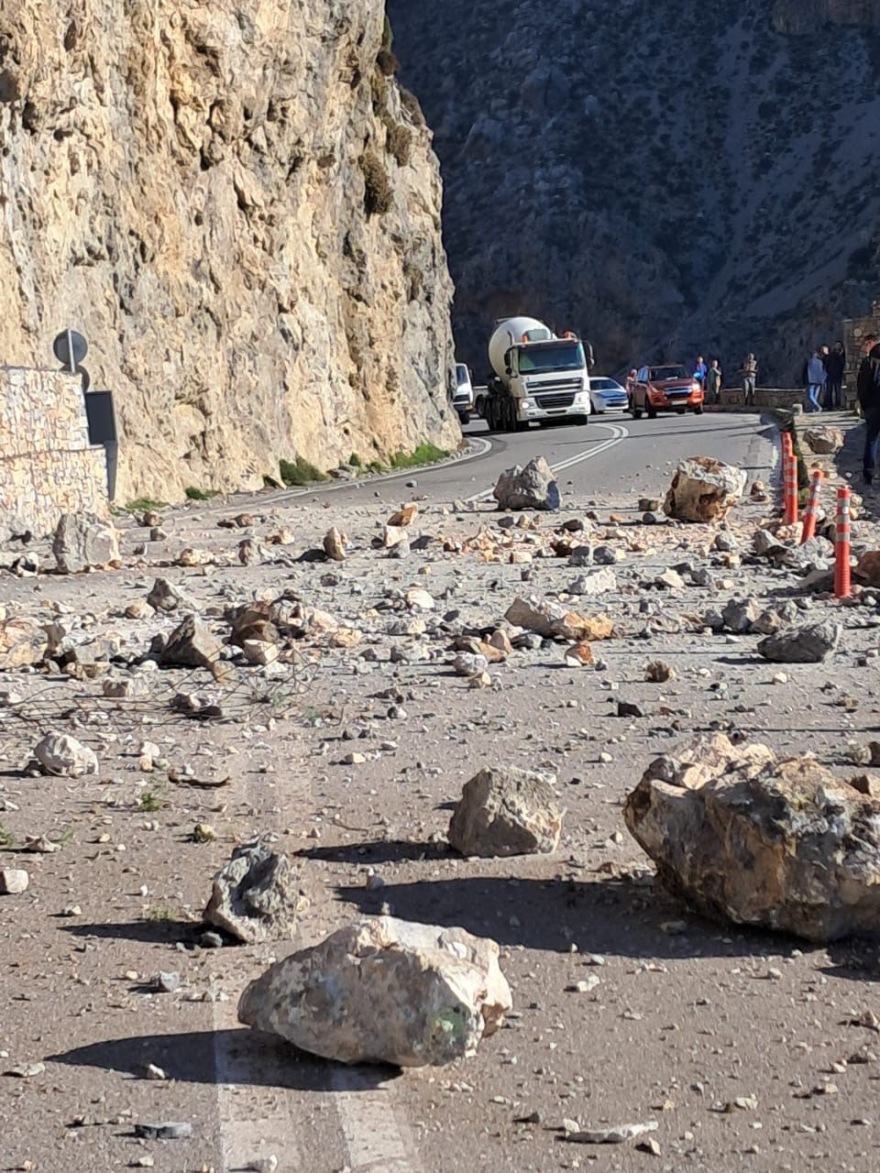 Ρέθυμνο: Έπεσαν βράχοι στο φαράγγι του Κουρταλιώτη