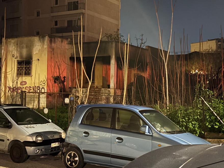 Τραγωδία από φωτιά σε εγκαταλελειμμένο σπίτι στον Κολωνό - Οι πυροσβέστες εντόπισαν μια σορό