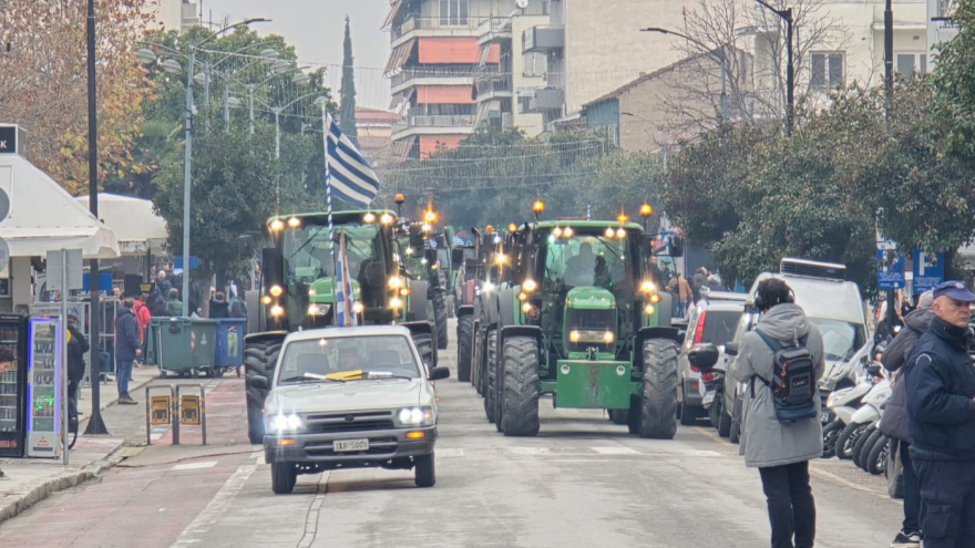 Αγρότες: Έφτασαν με τα τρακτέρ στο κέντρο των Τρικάλων - Δείτε βίντεο και φωτογραφίες