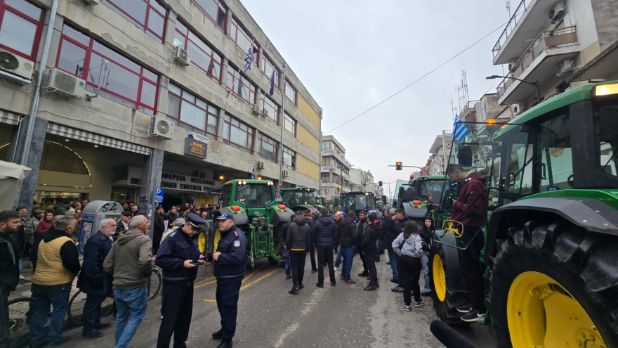 Αγρότες: Έφτασαν με τα τρακτέρ στο κέντρο των Τρικάλων - Δείτε βίντεο και φωτογραφίες