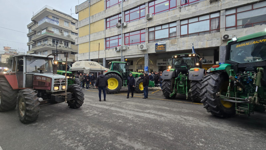 Αγρότες: Έφτασαν με τα τρακτέρ στο κέντρο των Τρικάλων - Δείτε βίντεο και φωτογραφίες