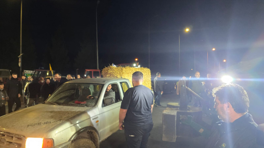 Αγρότες από το μπλόκο της Γυρτώνης έκαψαν μπάλες άχυρου - Δείτε βίντεο