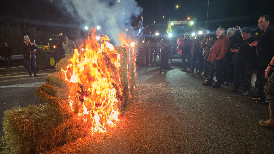 Αγρότες από το μπλόκο της Γυρτώνης έκαψαν μπάλες άχυρου - Δείτε βίντεο