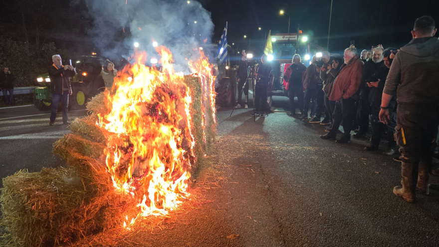 Αγρότες από το μπλόκο της Γυρτώνης έκαψαν μπάλες άχυρου - Δείτε βίντεο