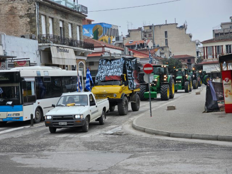 Αγροτικές κινητοποιήσεις: Μπήκαν με τα τρακτέρ μέσα στα Τρίκαλα οι αγρότες - Δείτε φωτογραφίες και βίντεο 