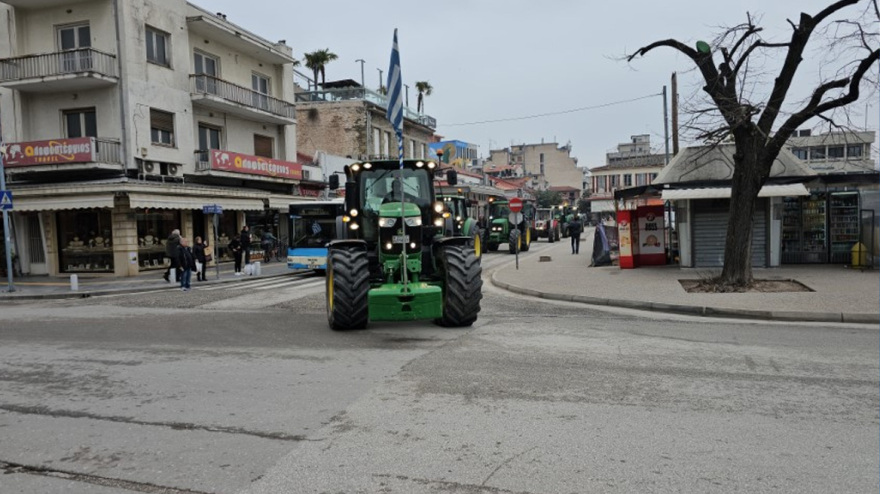 Αγροτικές κινητοποιήσεις: Μπήκαν με τα τρακτέρ μέσα στα Τρίκαλα οι αγρότες - Δείτε φωτογραφίες και βίντεο 