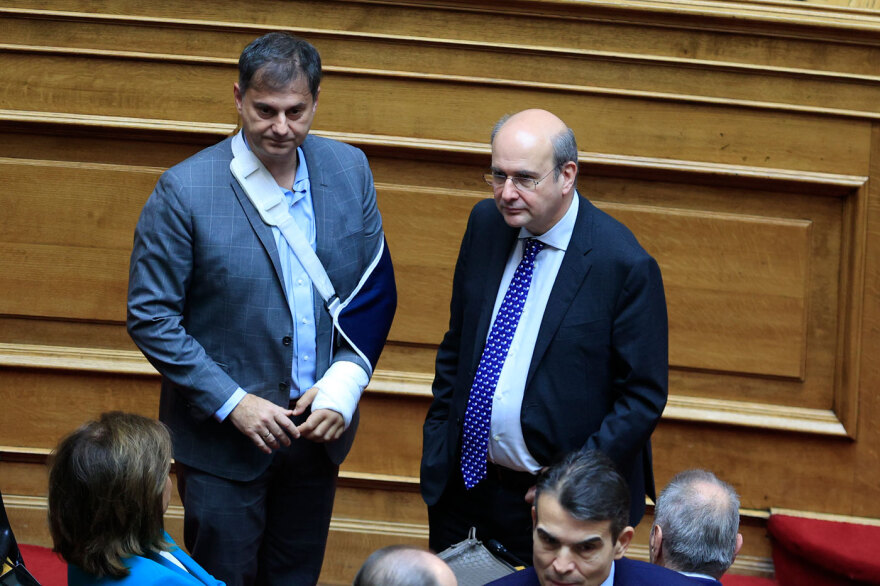 Πηγαδάκια, χαμόγελα, τραυματίες και νυσταγμένοι στη δεύτερη ψηφοφορία για ΠτΔ - Δείτε φωτογραφίες