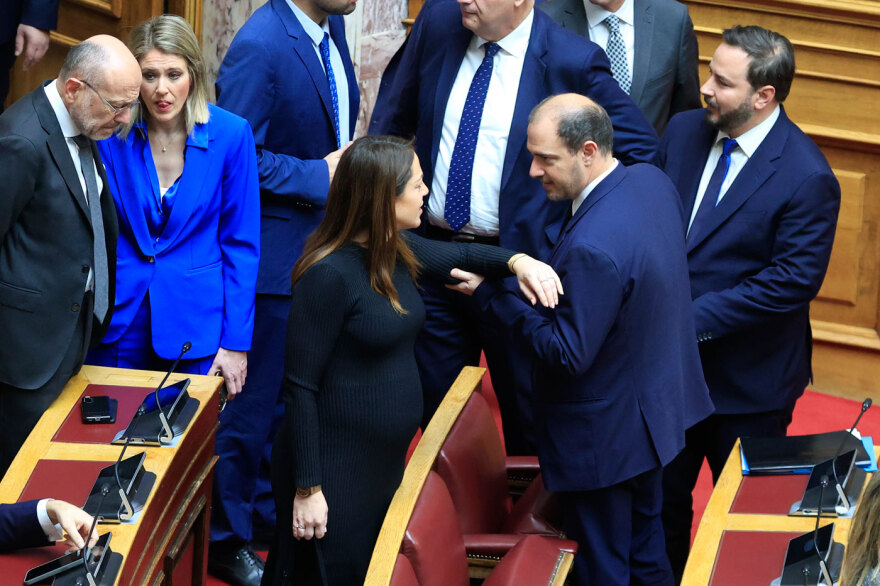 Πηγαδάκια, χαμόγελα, τραυματίες και νυσταγμένοι στη δεύτερη ψηφοφορία για ΠτΔ - Δείτε φωτογραφίες