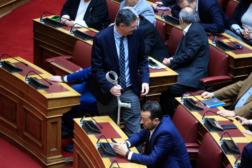 Πηγαδάκια, χαμόγελα, τραυματίες και νυσταγμένοι στη δεύτερη ψηφοφορία για ΠτΔ - Δείτε φωτογραφίες