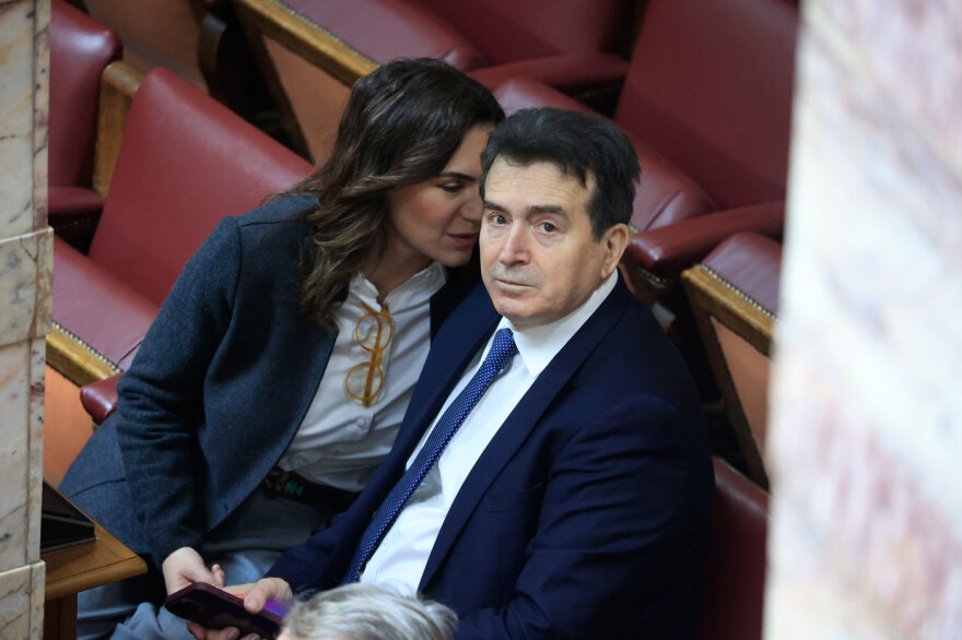 Πηγαδάκια, χαμόγελα, τραυματίες και νυσταγμένοι στη δεύτερη ψηφοφορία για ΠτΔ - Δείτε φωτογραφίες