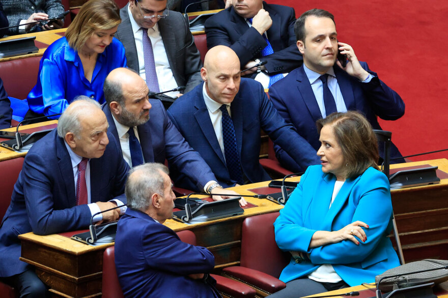 Πηγαδάκια, χαμόγελα, τραυματίες και νυσταγμένοι στη δεύτερη ψηφοφορία για ΠτΔ - Δείτε φωτογραφίες