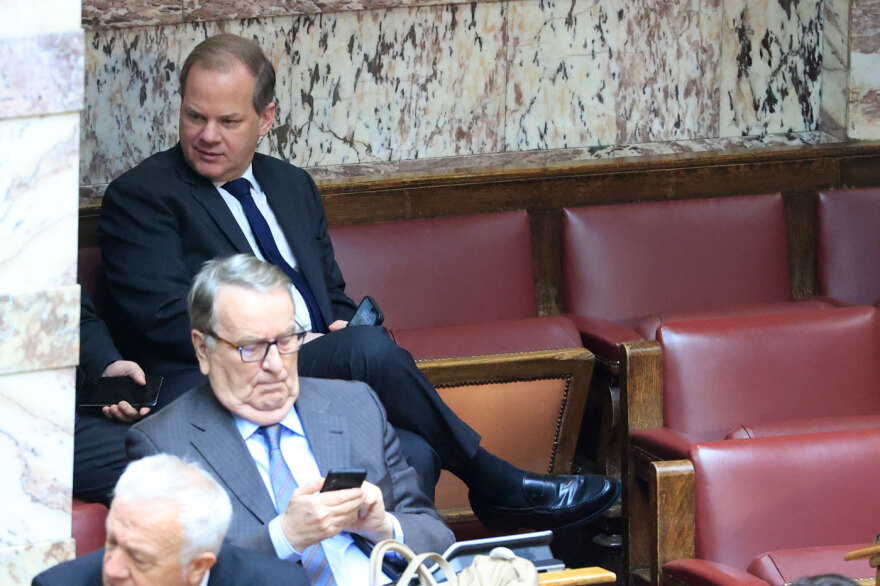 Πηγαδάκια, χαμόγελα, τραυματίες και νυσταγμένοι στη δεύτερη ψηφοφορία για ΠτΔ - Δείτε φωτογραφίες