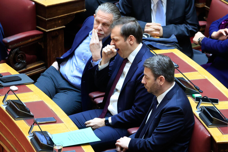 Πηγαδάκια, χαμόγελα, τραυματίες και νυσταγμένοι στη δεύτερη ψηφοφορία για ΠτΔ - Δείτε φωτογραφίες