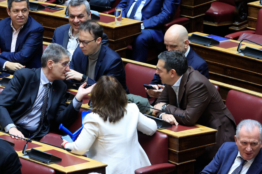 Πηγαδάκια, χαμόγελα, τραυματίες και νυσταγμένοι στη δεύτερη ψηφοφορία για ΠτΔ - Δείτε φωτογραφίες