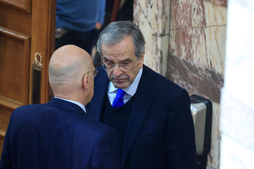 Πηγαδάκια, χαμόγελα, τραυματίες και νυσταγμένοι στη δεύτερη ψηφοφορία για ΠτΔ - Δείτε φωτογραφίες