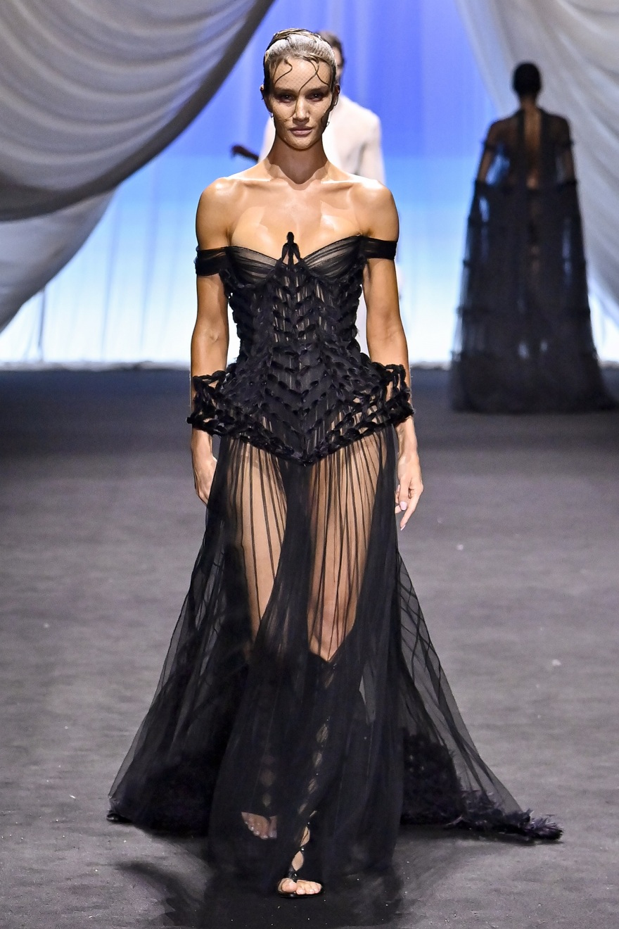 Ρόζι Χάντινγκτον Γουάιτλι: Η εντυπωσιακή επιστροφή της στην πασαρέλα μετά από 10 χρόνια 