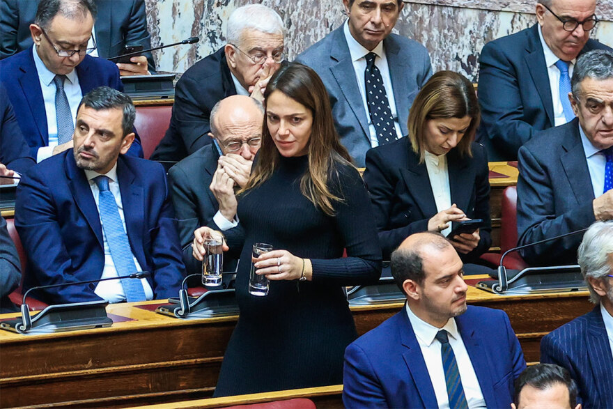 Η εγκυμονούσα Δόμνα Μιχαηλίδου στη Βουλή - Γελαστή και casual ντυμένη στην ψηφοφορία για τον Πρόεδρο της Δημοκρατίας