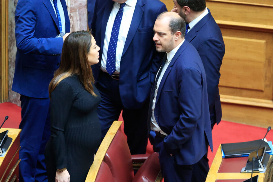 Η εγκυμονούσα Δόμνα Μιχαηλίδου στη Βουλή - Γελαστή και casual ντυμένη στην ψηφοφορία για τον Πρόεδρο της Δημοκρατίας