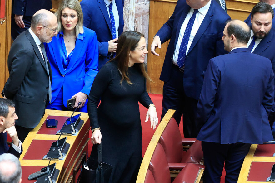 Η εγκυμονούσα Δόμνα Μιχαηλίδου στη Βουλή - Γελαστή και casual ντυμένη στην ψηφοφορία για τον Πρόεδρο της Δημοκρατίας