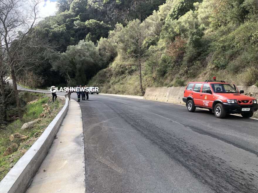 Χανιά: ΙΧ έπεσε σε γκρεμό - Ο οδηγός του έμεινε όλη τη νύχτα εγκλωβισμένος, δείτε φωτογραφίες