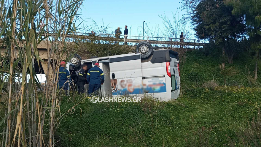 Τροχαίο στον ΒΟΑΚ - Βαν έπεσε από γέφυρα, δείτε βίντεο και φωτογραφίες