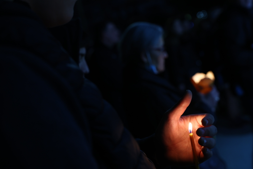 «Μερικές φορές νομίζω ότι ζούμε εφιάλτη», δηλώνει ο πατέρας του Άλκη Καμπανού - 19 κεριά στο σημείο της δολοφονίας του