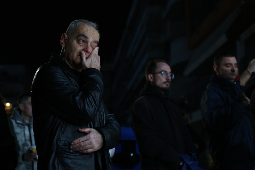 «Μερικές φορές νομίζω ότι ζούμε εφιάλτη», δηλώνει ο πατέρας του Άλκη Καμπανού - 19 κεριά στο σημείο της δολοφονίας του