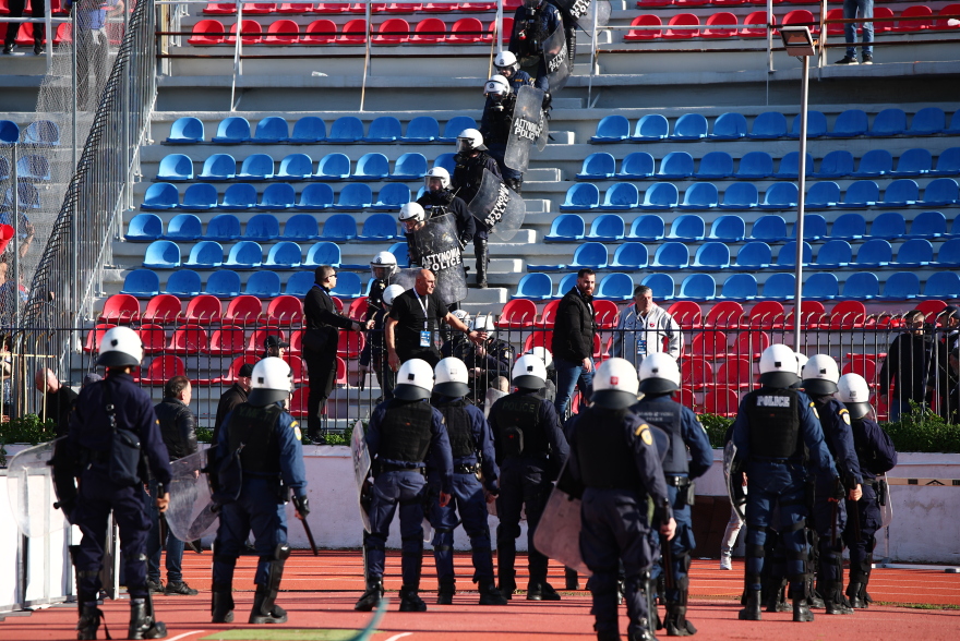 Πανιώνιος - Καλαμάτα: Επεισόδια μεταξύ οπαδών στη Νέα Σμύρνη - Υπήρξε τραυματισμός και προσωρινή διακοπή στο ματς - Βίντεο, φωτογραφίες