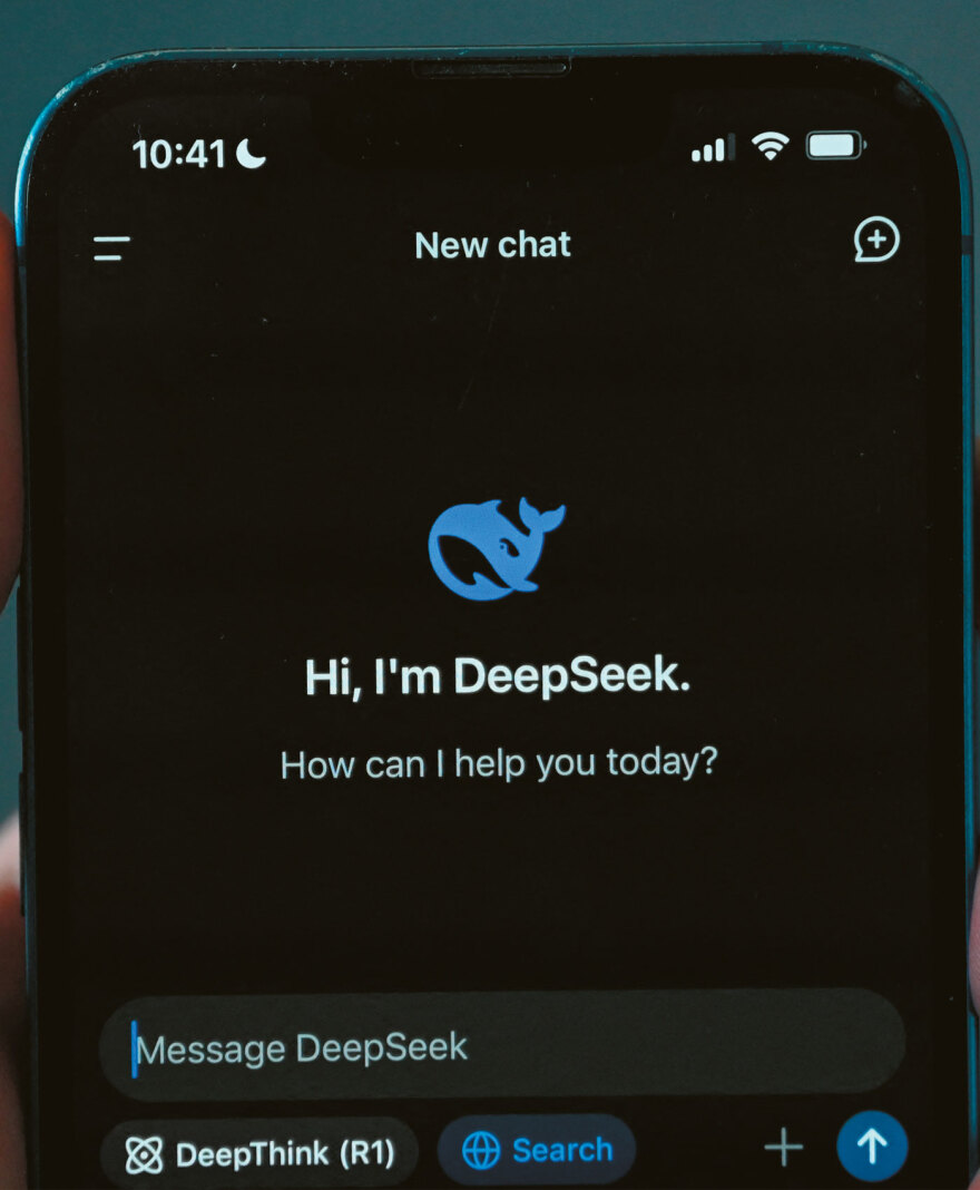 Ο μυστηριώδης δημιουργός  της «μικρής  μπλε φάλαινας»- Ποιος είναι ο Mr DeepSeek