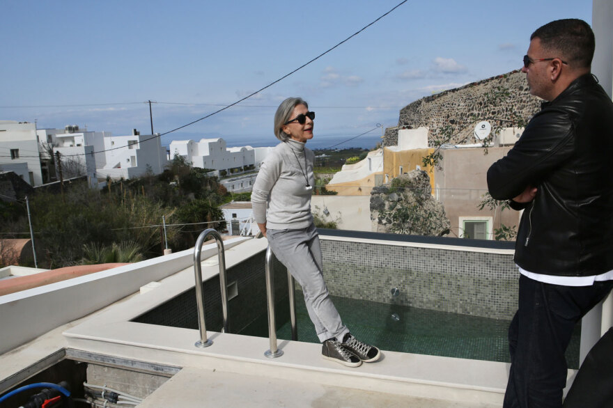 Αδειάζουν τις πισίνες στη Σαντορίνη λόγω των σεισμών - Δείτε βίντεο και φωτογραφίες