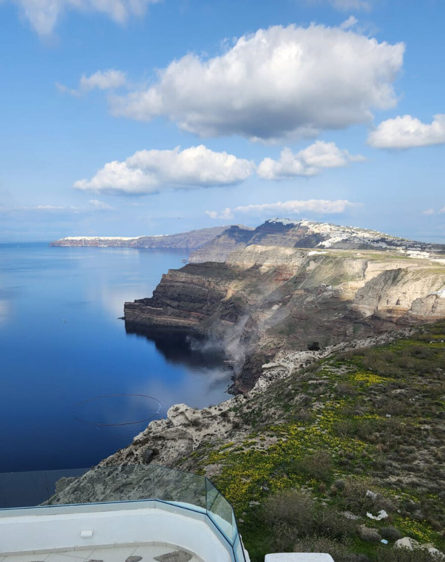 Κατολισθήσεις στη Σαντορίνη λόγω των συνεχών σεισμών - Δείτε βίντεο από τον όρμο του Αθηνιού