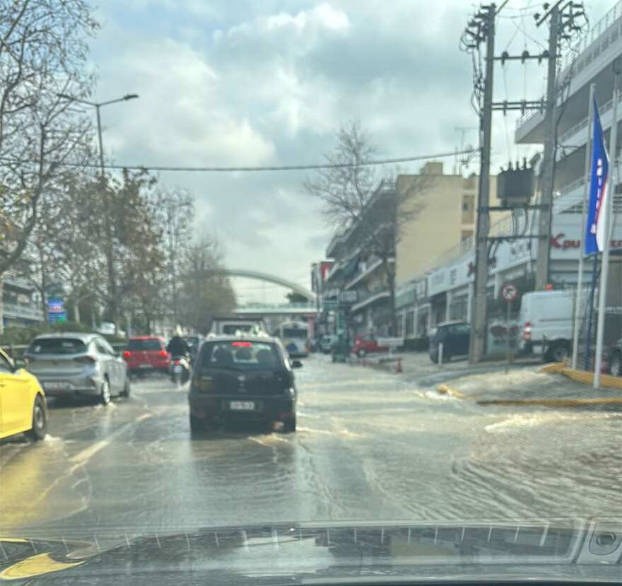 Καθυστερήσεις στη Μεσογείων: Έσπασε αγωγός της ΕΥΔΑΠ - Εικόνες και βίντεο από το σημείο