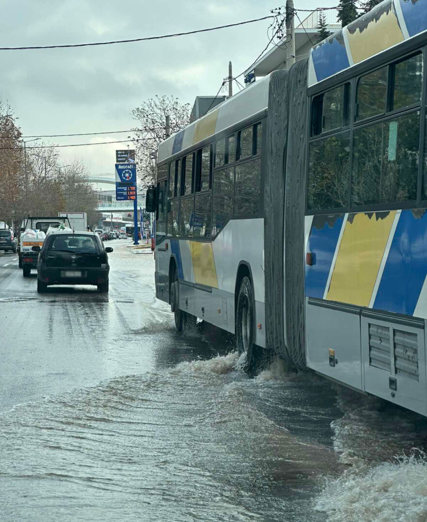 Καθυστερήσεις στη Μεσογείων: Έσπασε αγωγός της ΕΥΔΑΠ - Εικόνες και βίντεο από το σημείο