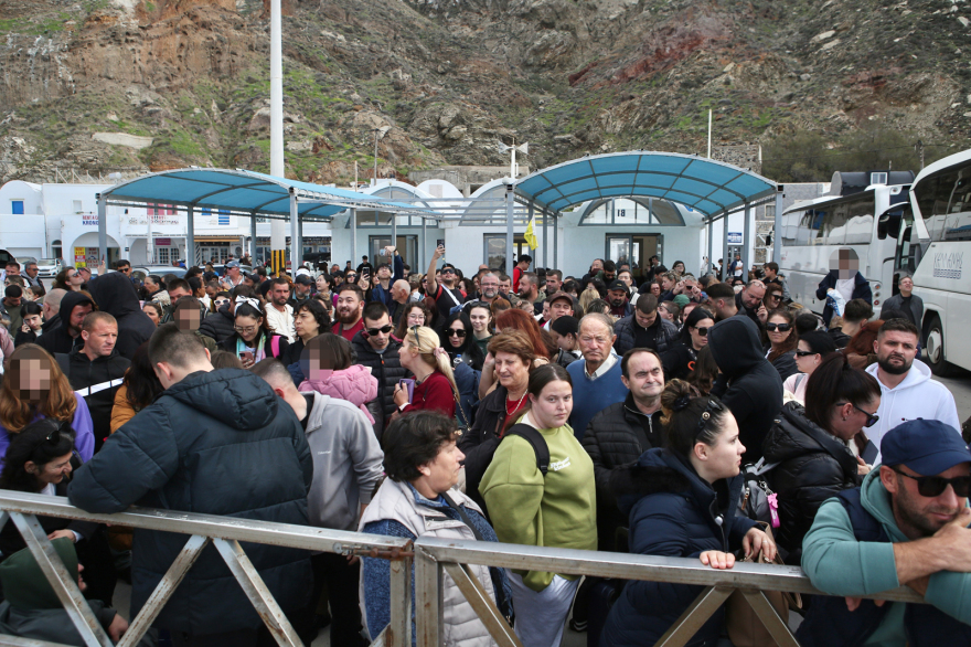 Σεισμοί στη Σαντορίνη: Αυξημένη κίνηση στο λιμάνι - Φεύγουν κάτοικοι «μέχρι να ηρεμήσει η κατάσταση»