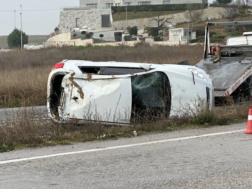 Τροχαίο με ανατροπή αυτοκινήτου στην εθνική οδό Λάρισας-Τρικάλων, ένας τραυματίας - Δείτε φωτογραφίες