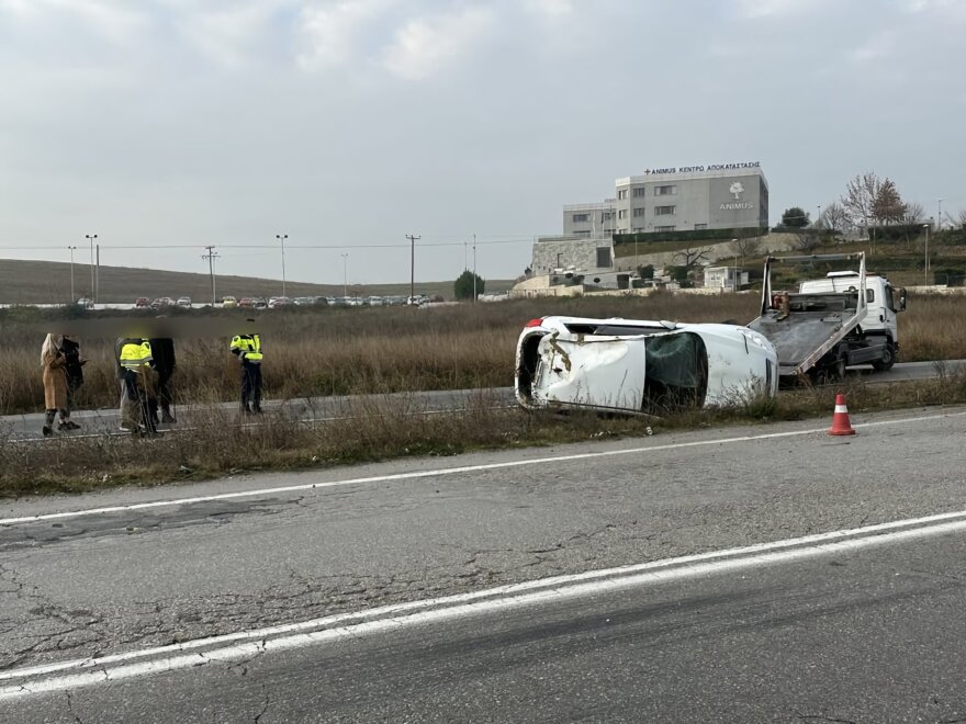 Τροχαίο με ανατροπή αυτοκινήτου στην εθνική οδό Λάρισας-Τρικάλων, ένας τραυματίας - Δείτε φωτογραφίες