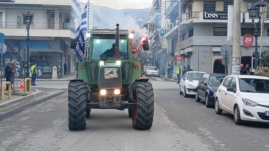 Αγροτικές κινητοποιήσεις στον Βόλο: Τουλάχιστον 100 τρακτέρ μέσα στην πόλη - Δείτε φωτογραφίες