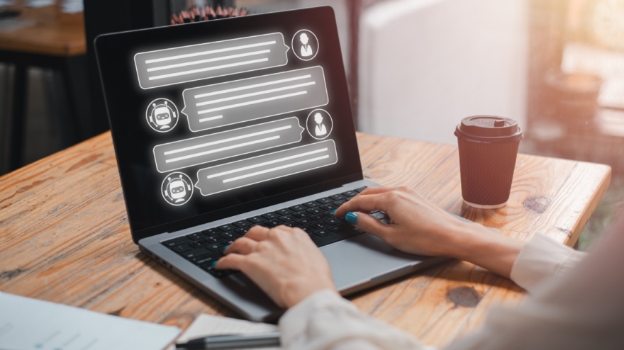 Γιατί όλο και περισσότεροι μιλούν στην Τεχνητή Νοημοσύνη αντί σε ψυχολόγο; Oι ειδικοί προειδοποιούν για τα όρια και τους κινδύνους
