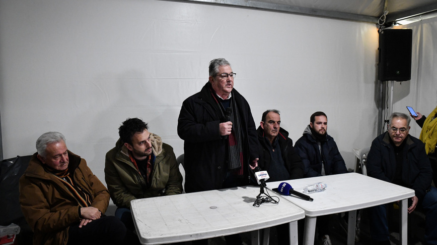 Στα μπλόκα των αγροτών ο Κουτσούμπας: Τα αιτήματα τους έπρεπε να είχαν ικανοποιηθεί χθες