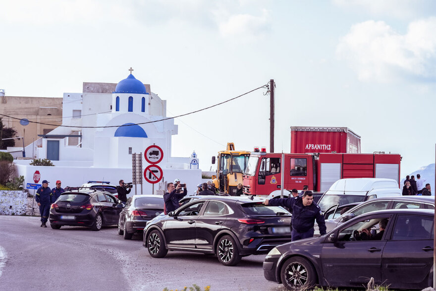 Εικόνες απόλυτου συνωστισμού στο λιμάνι της Σαντορίνης από το κύμα φυγής 