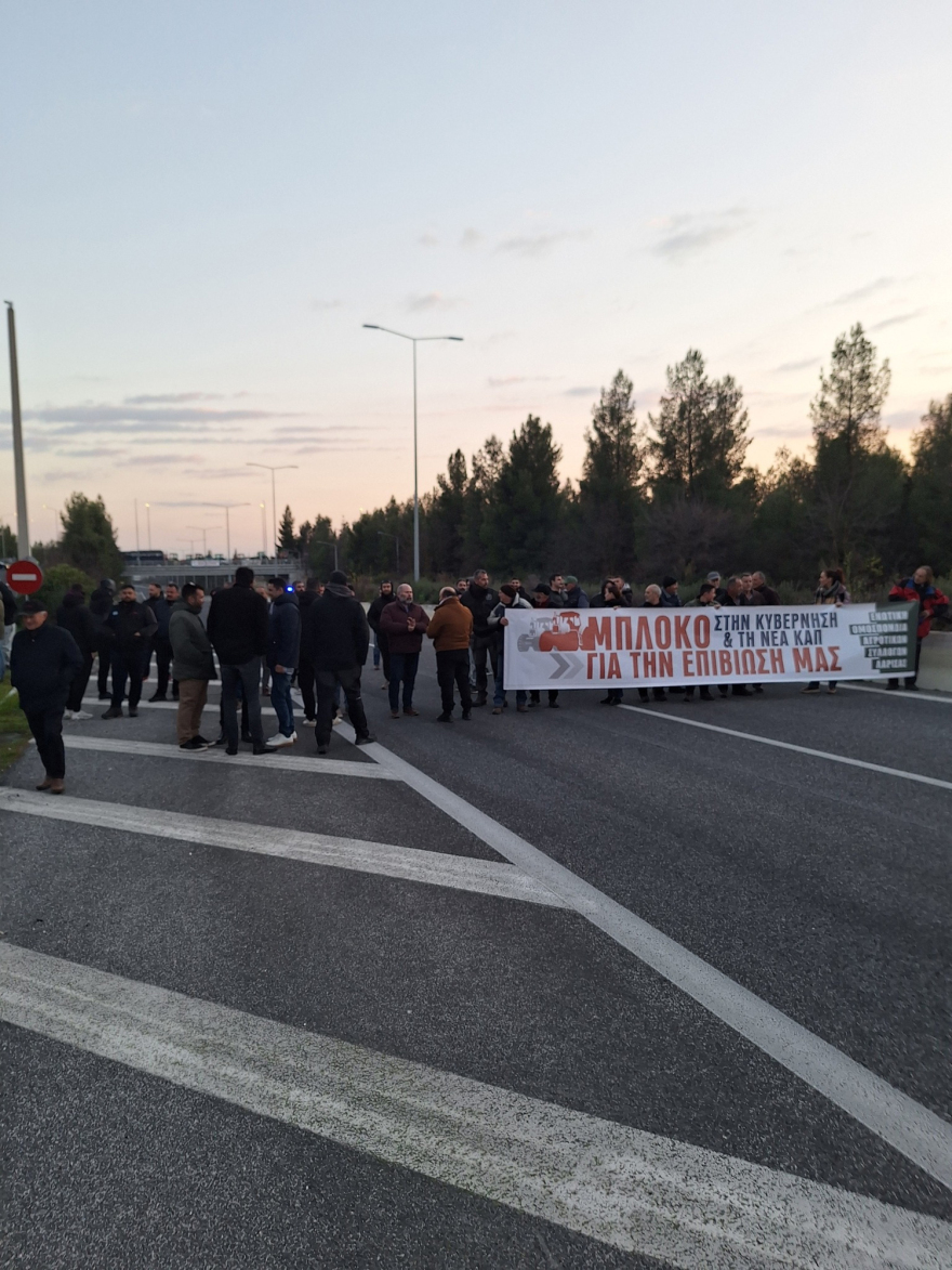 Λάρισα: Αγρότες του μπλόκου Γυρτώνης απέκλεισαν αιφνιδιαστικά την ΠΑΘΕ - Δείτε βίντεο και φωτογραφίες