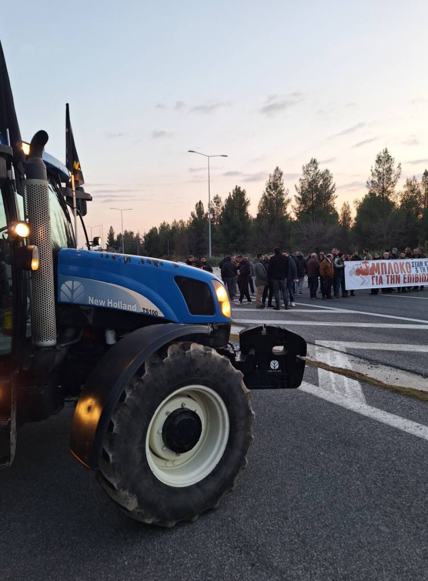 Λάρισα: Αγρότες του μπλόκου Γυρτώνης απέκλεισαν αιφνιδιαστικά την ΠΑΘΕ - Δείτε βίντεο και φωτογραφίες