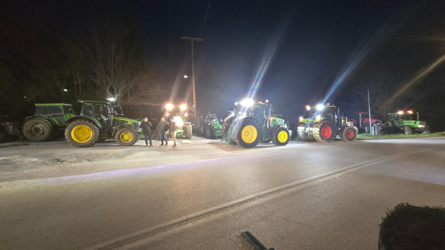 Λάρισα: Αγρότες του μπλόκου Γυρτώνης απέκλεισαν αιφνιδιαστικά την ΠΑΘΕ - Δείτε βίντεο και φωτογραφίες