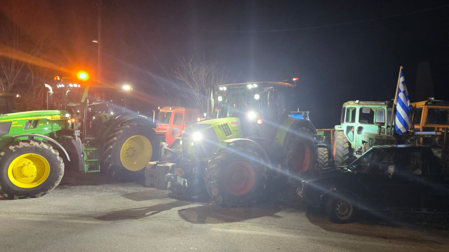 Λάρισα: Αγρότες του μπλόκου Γυρτώνης απέκλεισαν αιφνιδιαστικά την ΠΑΘΕ - Δείτε βίντεο και φωτογραφίες