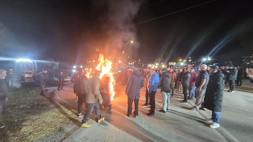 Λάρισα: Αγρότες του μπλόκου Γυρτώνης απέκλεισαν αιφνιδιαστικά την ΠΑΘΕ - Δείτε βίντεο και φωτογραφίες